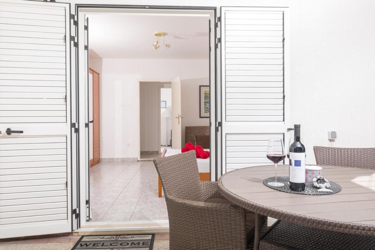Apartments Dobronic Jelsa  Exterior photo